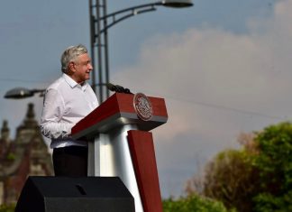 Crónica: López Obrador marcha junto a miles y presenta informe a 4 años de gobierno