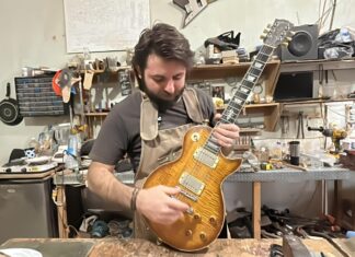 “El Pollo” busca trascender con su amor guitarrero