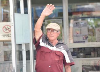 “Don Abel” cumple su misión como paramédico de la Cruz Verde
