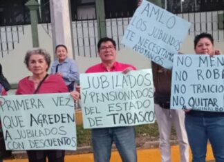 Trabajadores del sector salud y educativo protestan vs AMLO en Tabasco