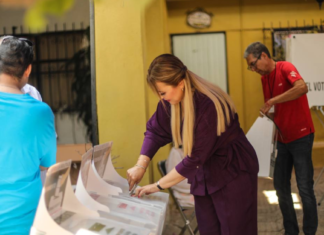 Claudia Delgadillo emite su voto y destaca que nunca había visto tantos habitantes votando en Jalisco