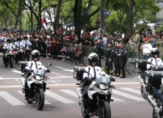 Salvador Zamora encabezó desfile tras ausencia de Lemus